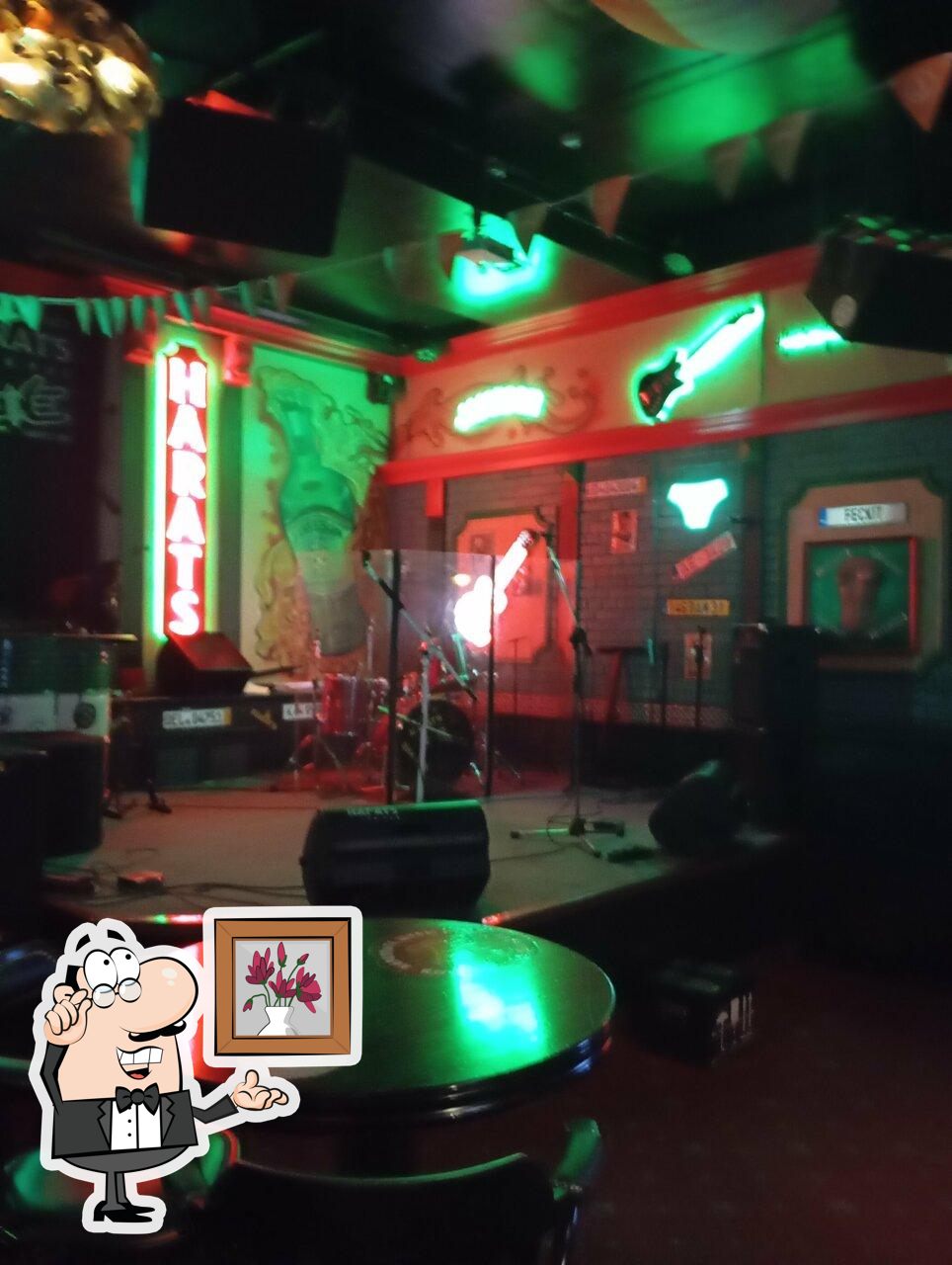 Забронируйте столик в "Harat's pub".