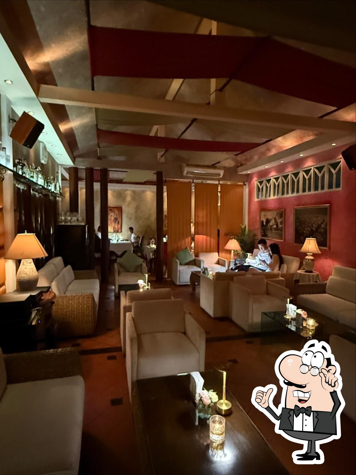 Посмотрите на внутренний интерьер "Cafe des Amis Fine Dining".