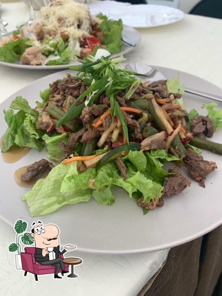 Посмотрите на внутренний интерьер "Кафе Евразия".