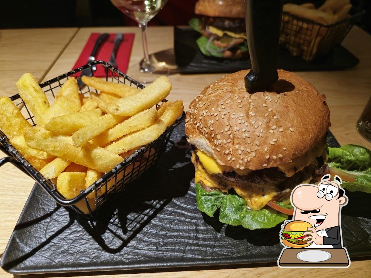Попробуйте  гамбургеры в "Mr Beef Steakhouse and Burger".