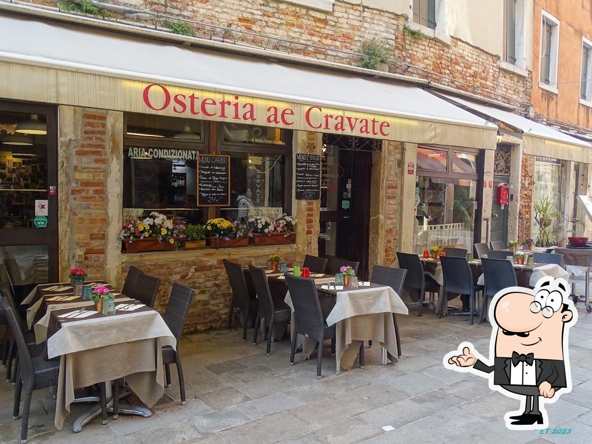 Посмотрите на внутренний интерьер "Osteria ae Cravate".