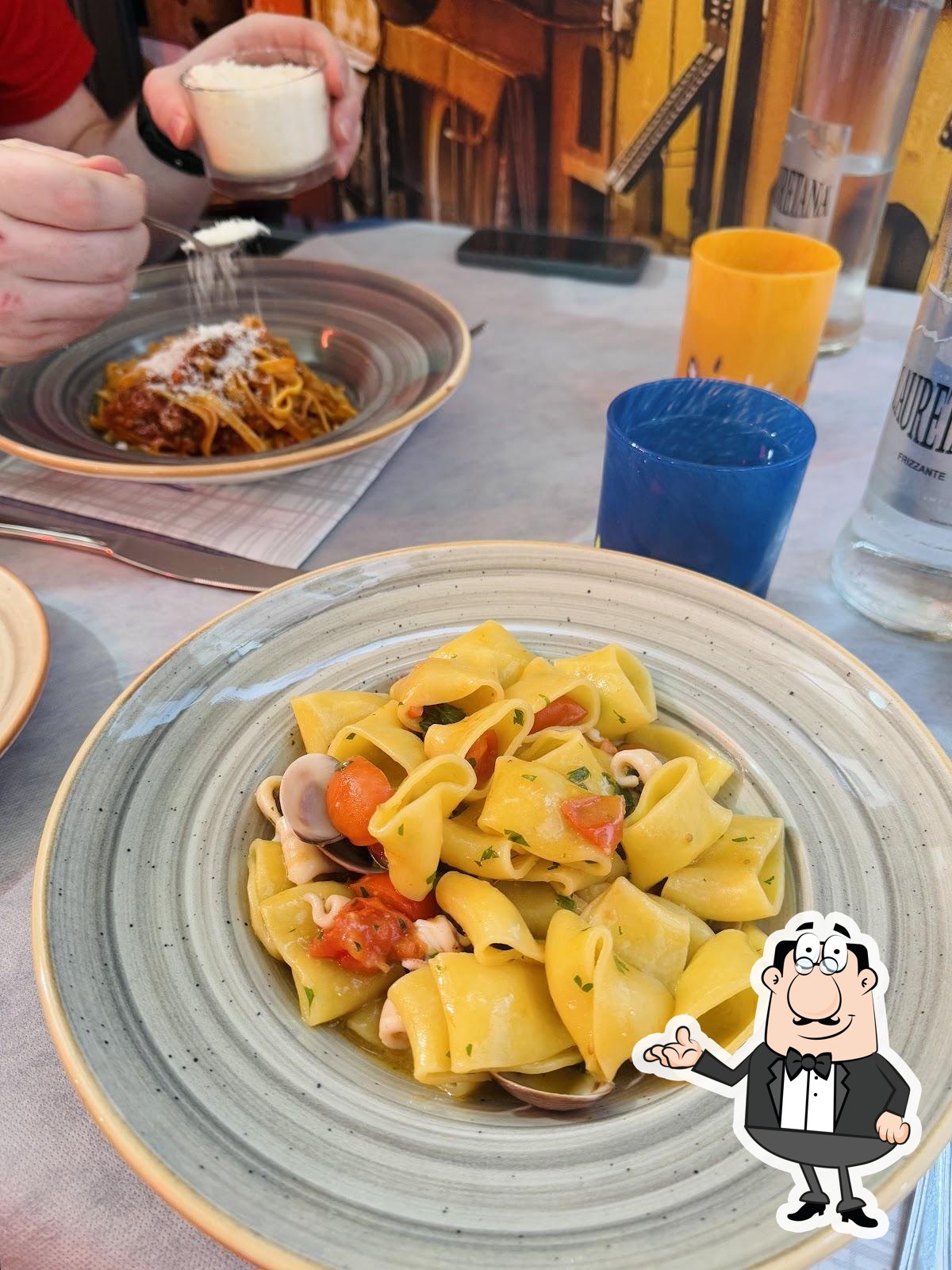 Посмотрите на внутренний интерьер "Antica Osteria dell'Uva La Spezia".