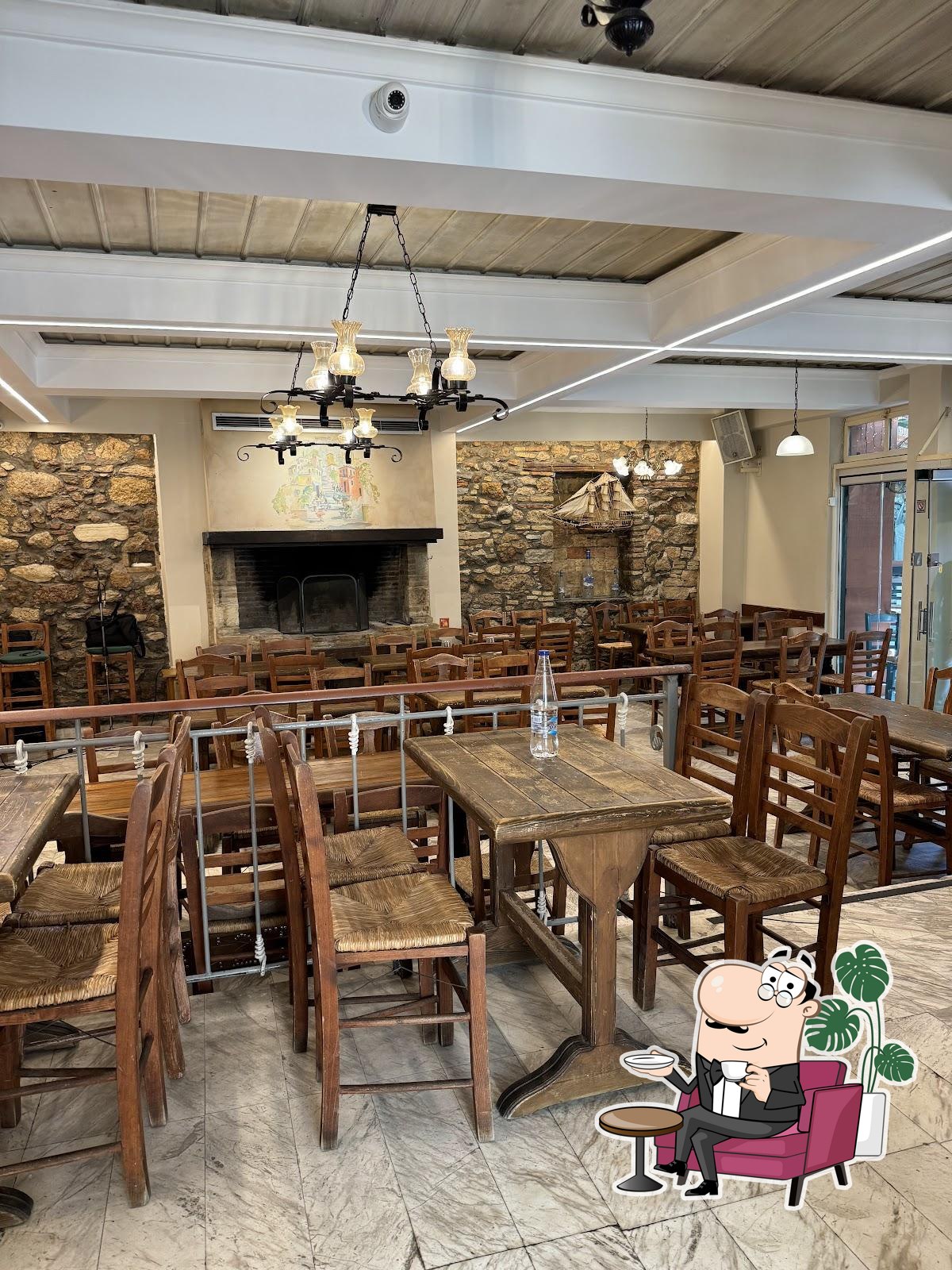 Посмотрите на внутренний интерьер "Anafiotika Cafe - Restaurant".