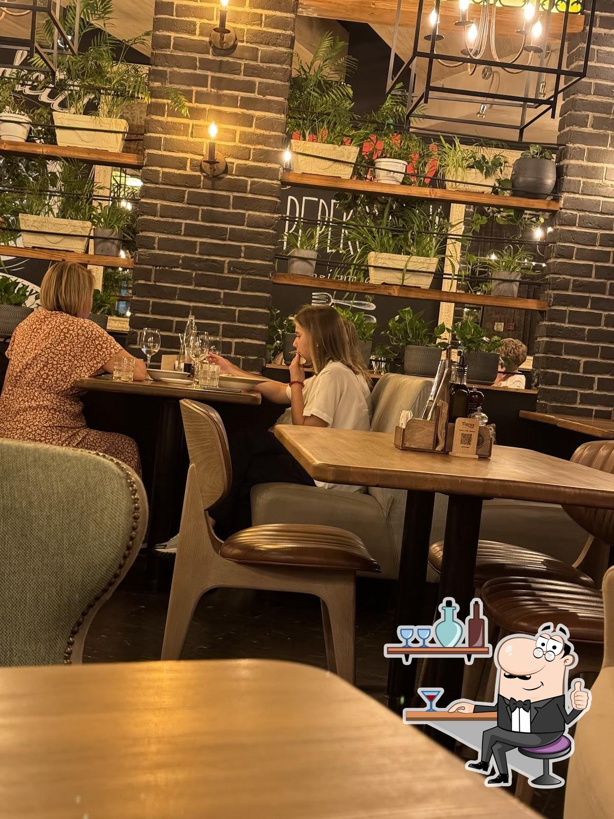 Посмотрите на внутренний интерьер "Osteria Mario".