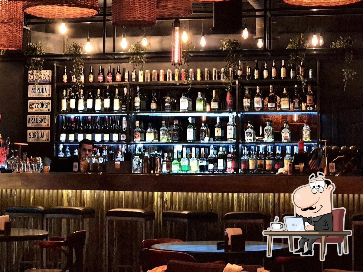 Забронируйте столик в "First Wave Pizza Bar".
