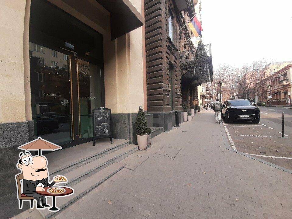 Наслаждайтесь свежим воздухом и видом, открывающемся из "Gabriel's Patisserie".