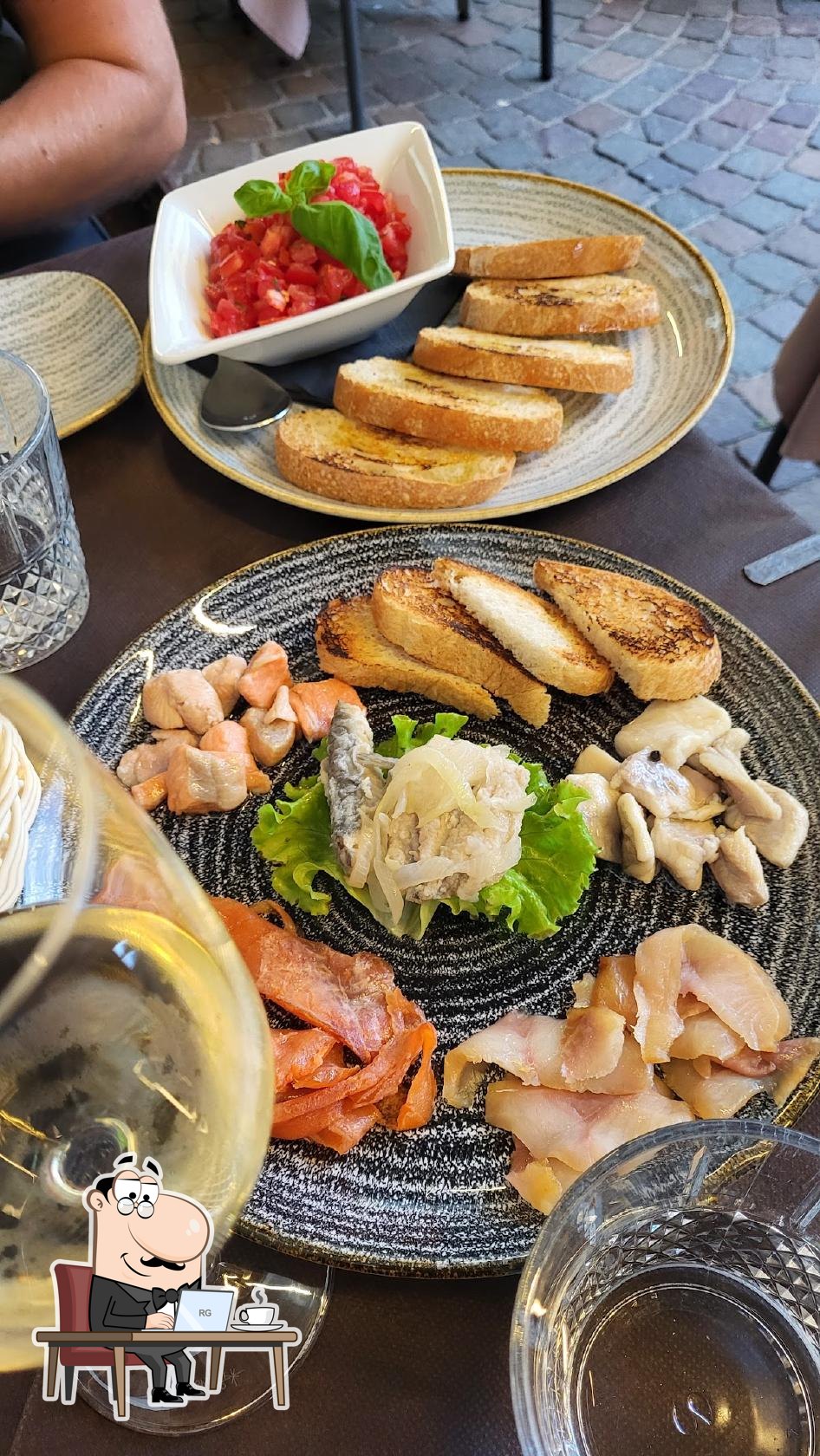 Посмотрите на внутренний интерьер "Ristorante Pizzeria Maffei".
