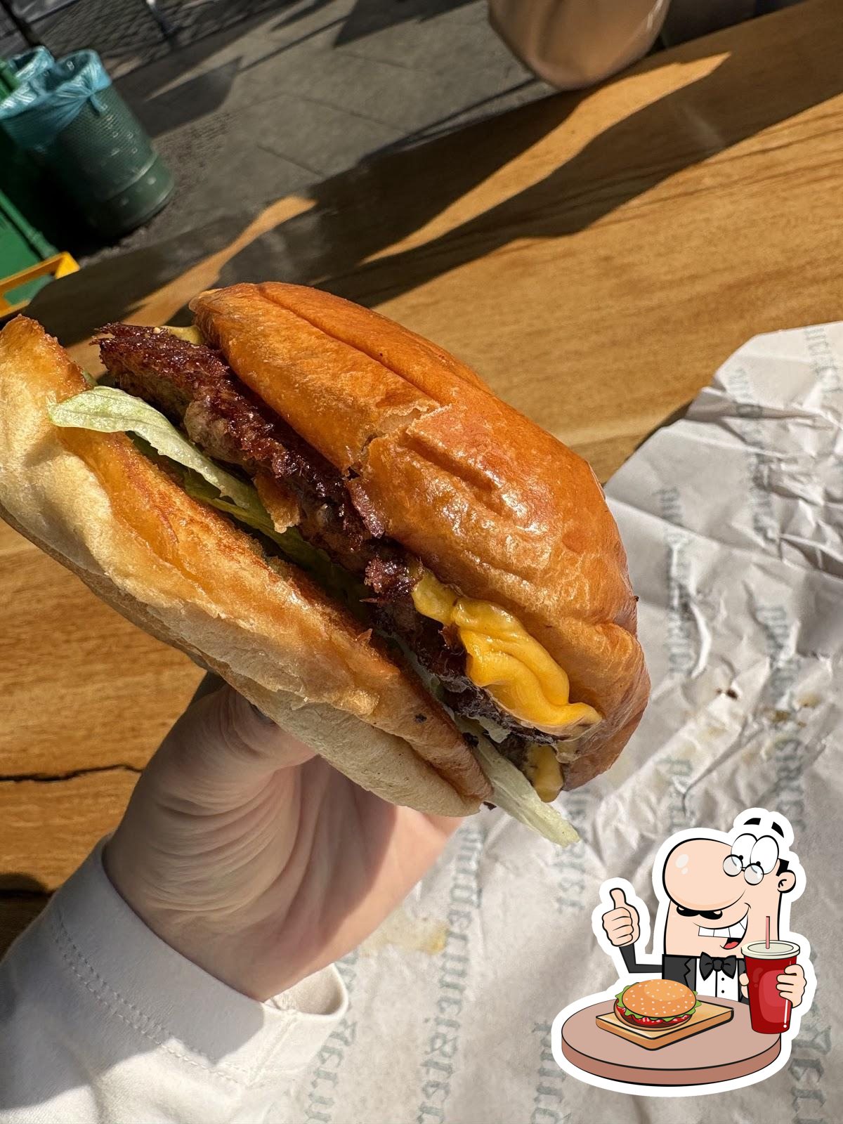  Гамбургеры из "Burgermeister Schlesisches Tor" придутся по вкусу любому гурману.