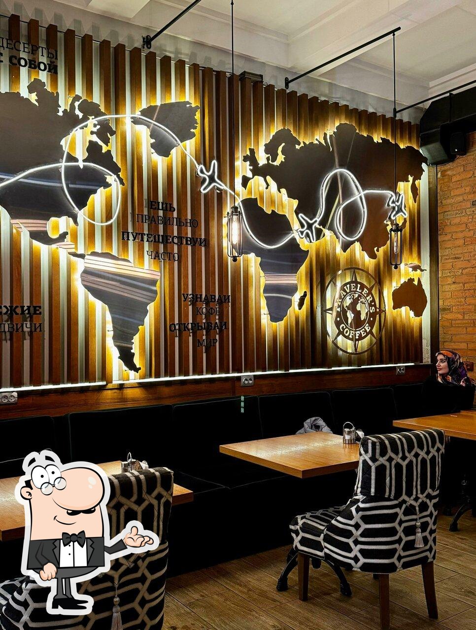 Посмотрите на внутренний интерьер "Traveler's Coffee".
