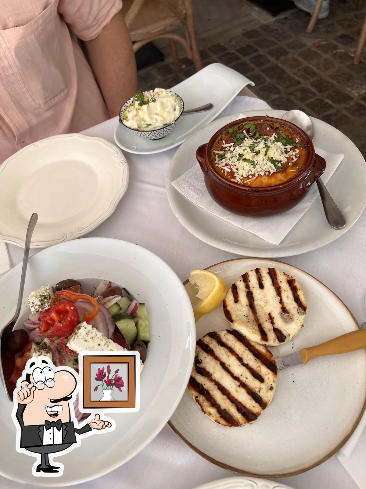 Посмотрите на внутренний интерьер "Elaea Dine & Wine".