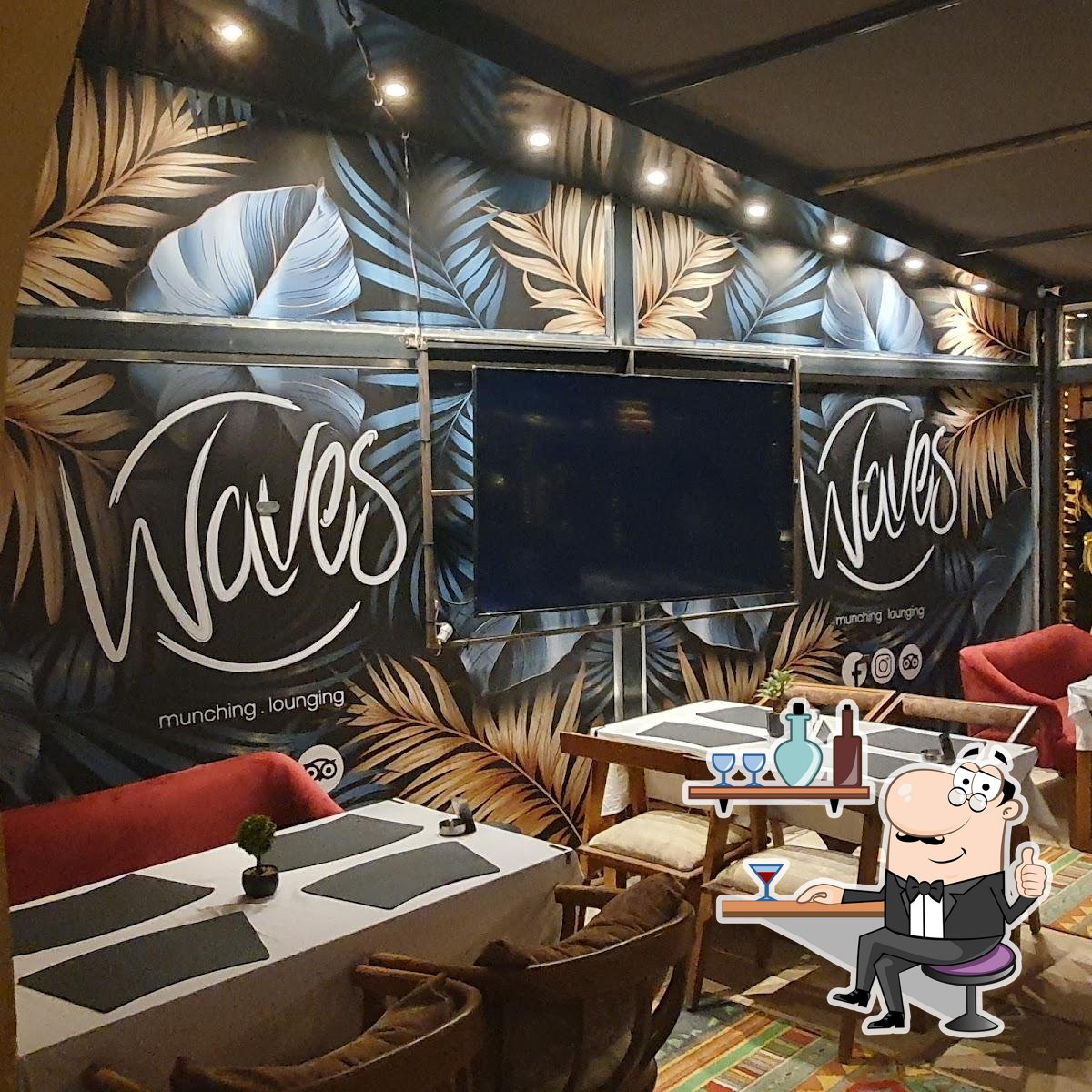 Посмотрите на внутренний интерьер "Waves Restaurant & Lounge Bar".