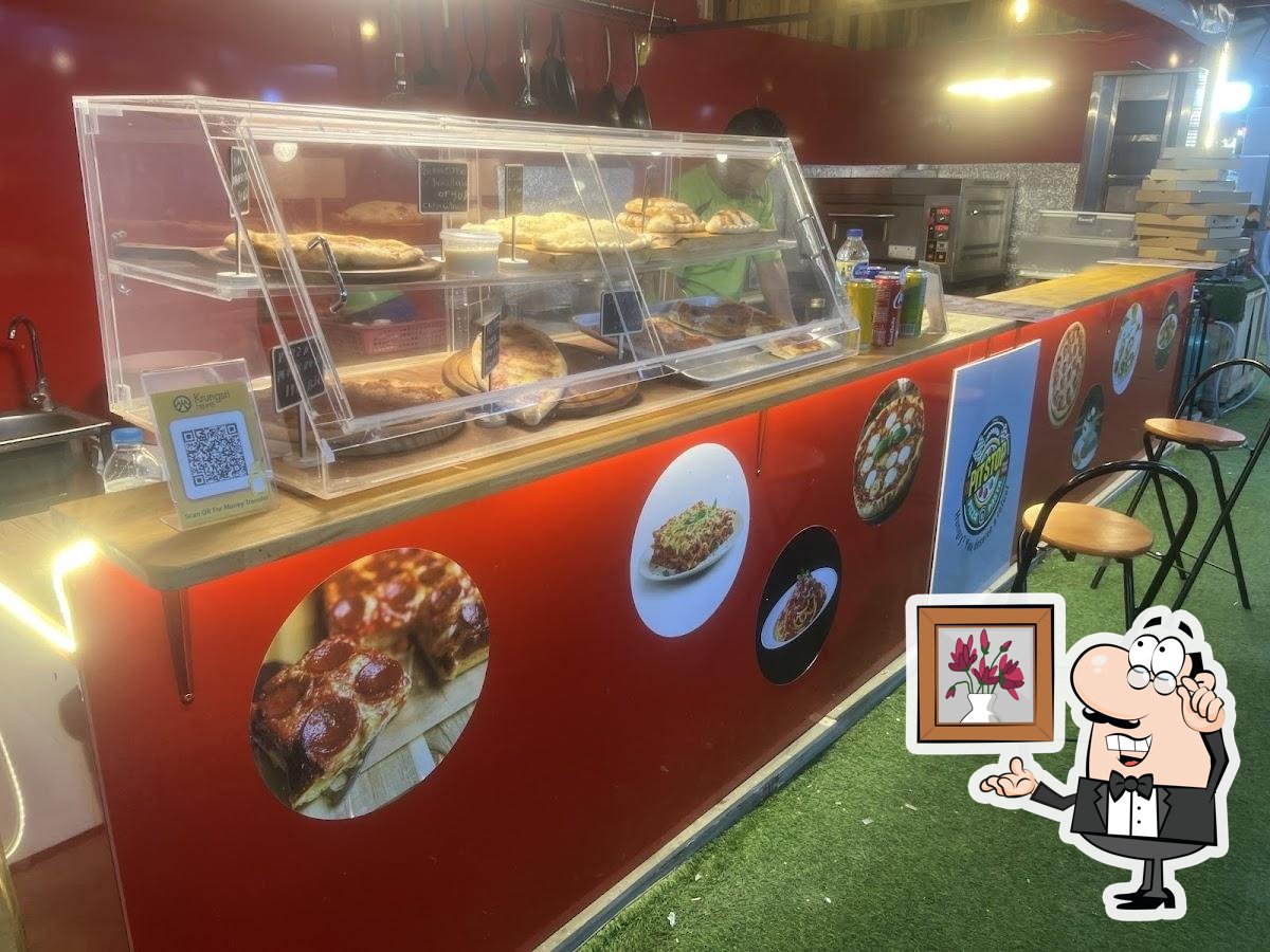 Посмотрите на внутренний интерьер "PitStop Pizza & Pasta".