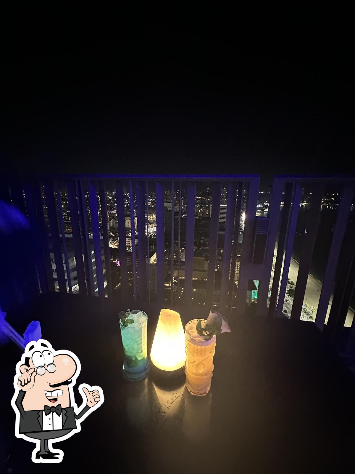 Посмотрите на внутренний интерьер "Horizon Rooftop Restaurant and Bar".