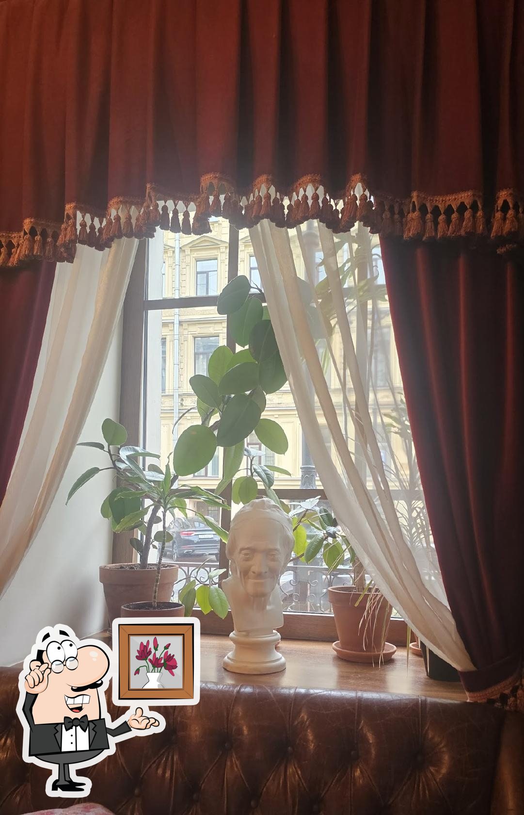 Посмотрите на внутренний интерьер "Гоголь".