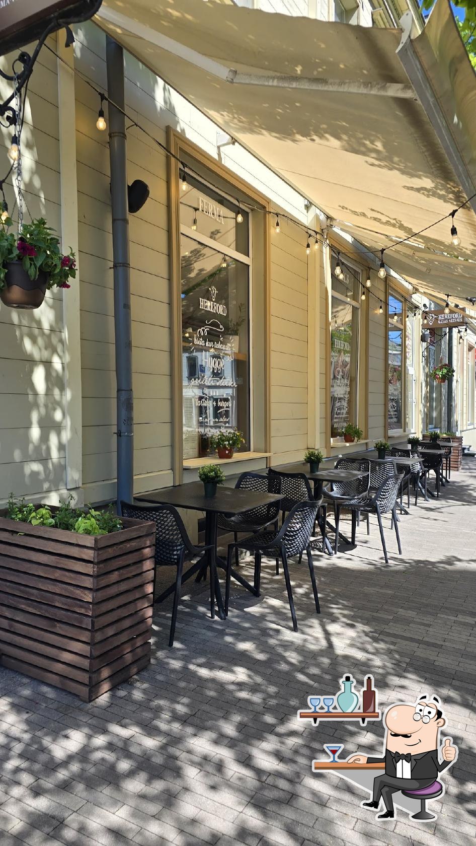 Посмотрите на внутренний интерьер "Hereford Shop and Grill Bar".