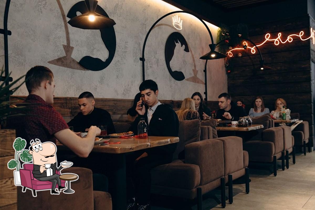 Посмотрите на внутренний интерьер "Много Мяса".