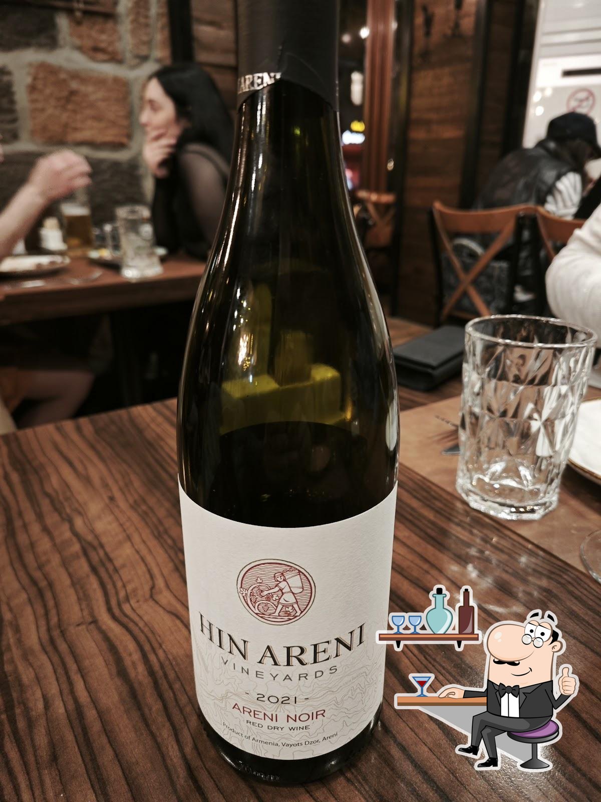 Интерьер "OST Foods & Wine".