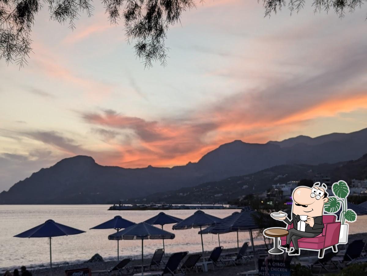 Посмотрите на внутренний интерьер "Alianthos Seaside Restaurant".