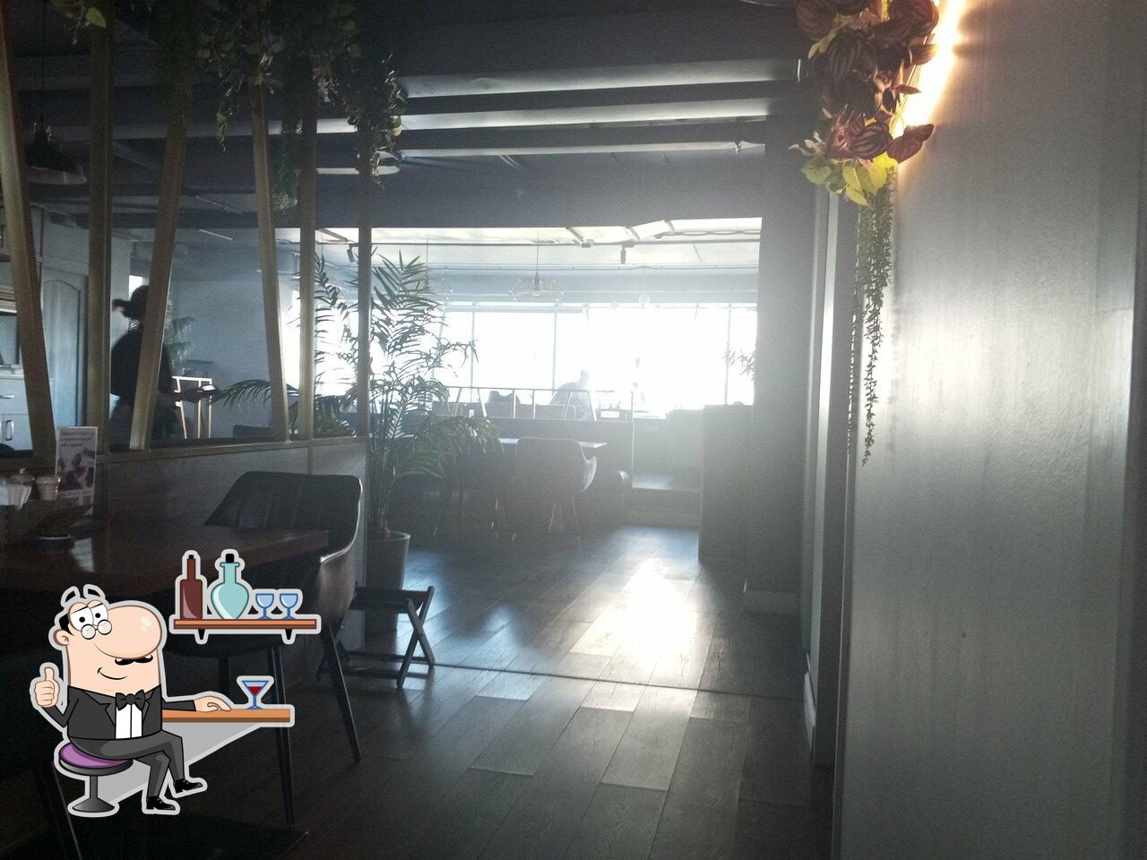 Посмотрите на внутренний интерьер "Aura Lounge".