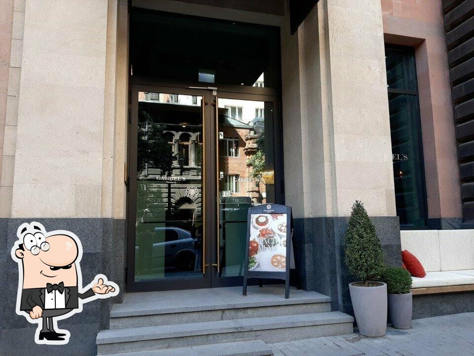 Посмотрите на внутренний интерьер "Gabriel's Patisserie".