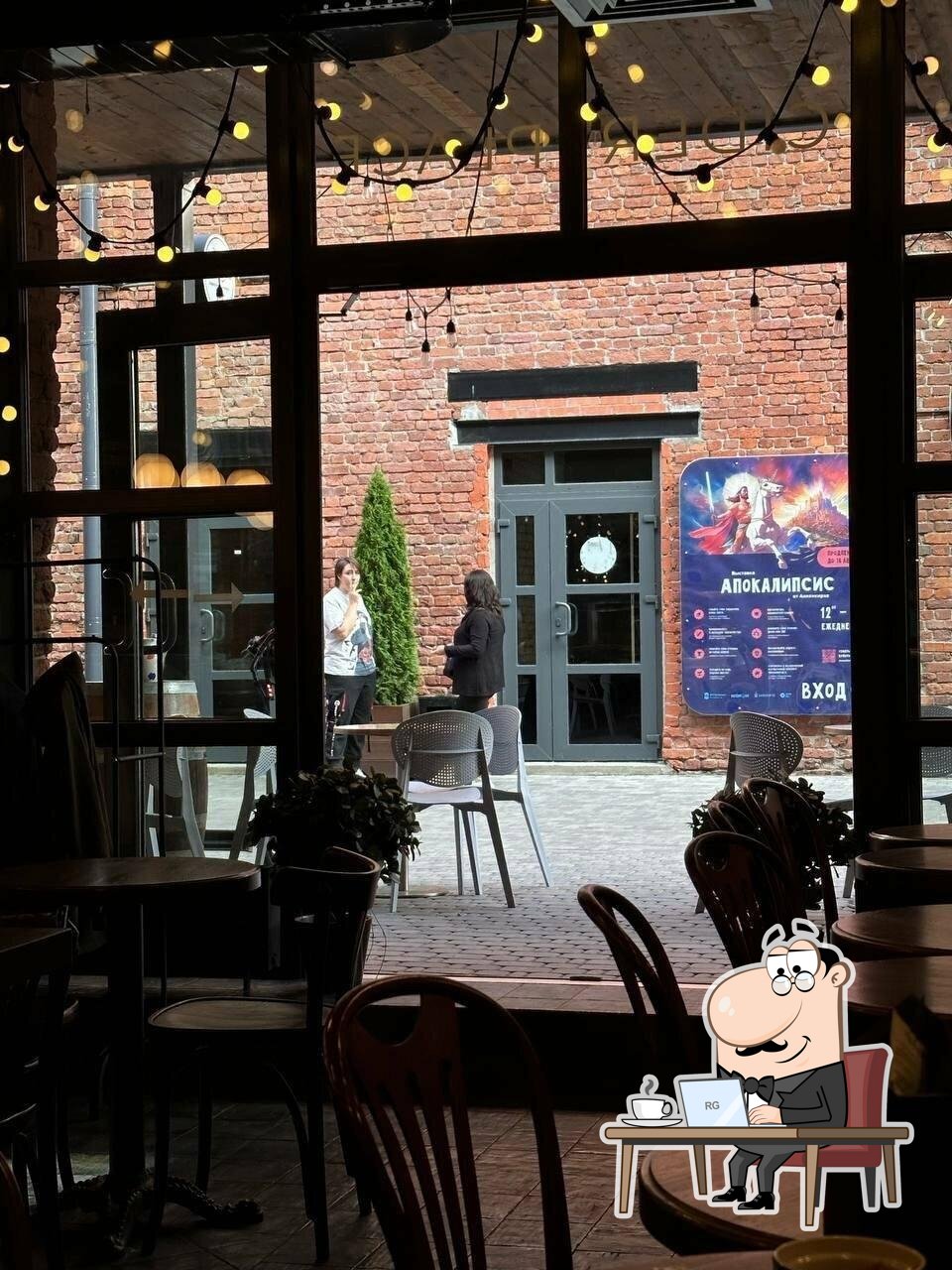 Посмотрите на внутренний интерьер "Dadabar".