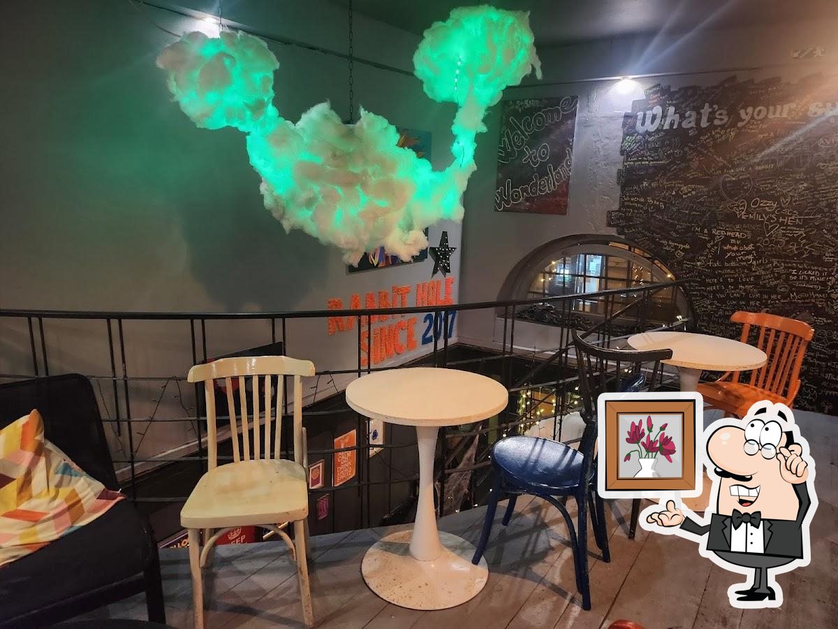 Интерьер "Rabbit Hole Bar & Café".