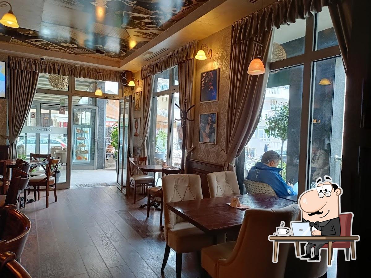 Посмотрите на внутренний интерьер "Garden Cafe".