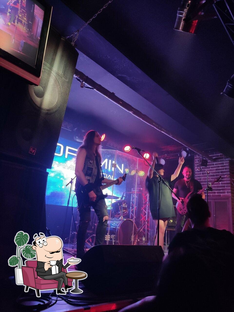 Забронируйте столик в "The Rock Bar".