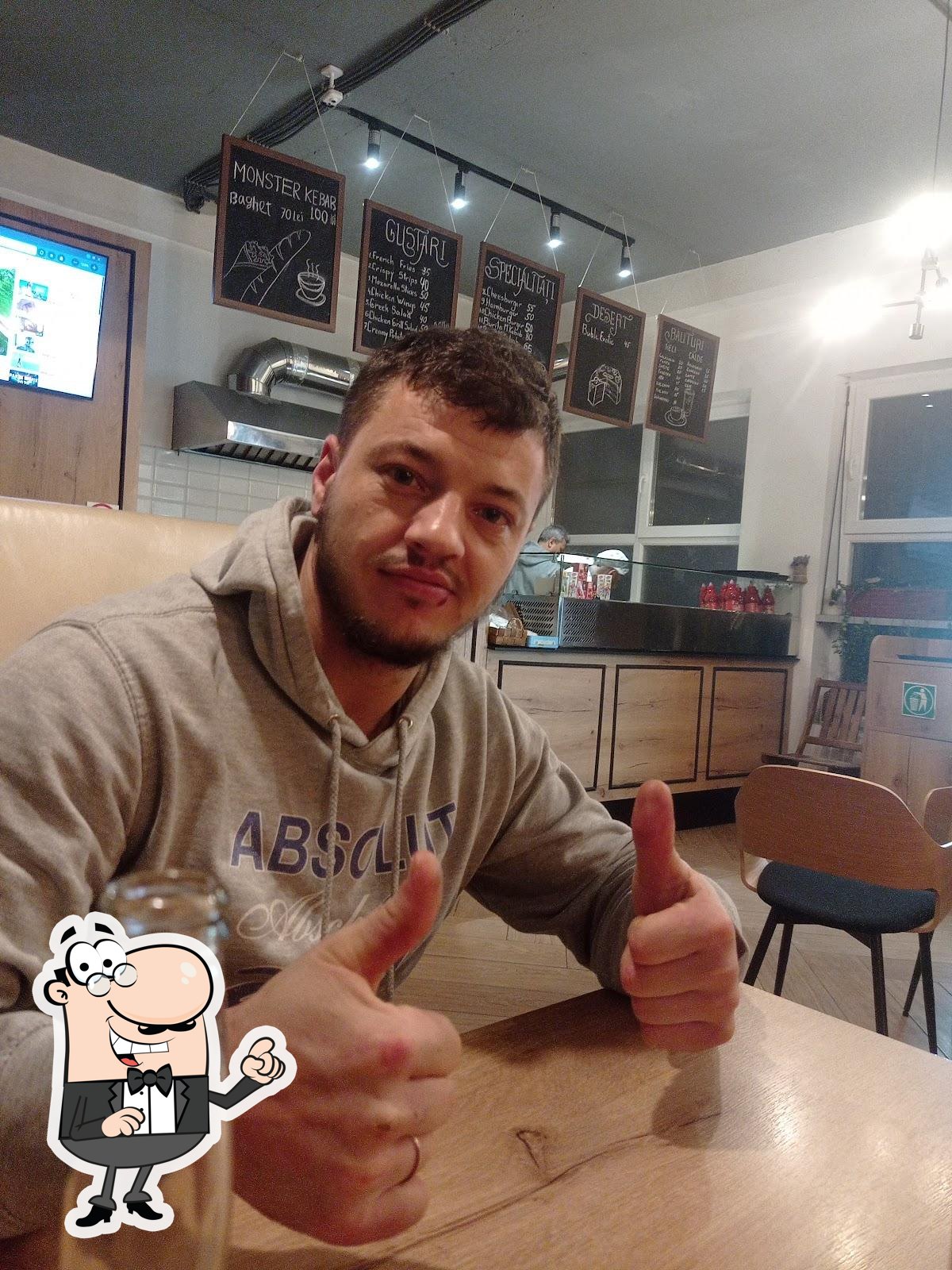 Посмотрите на внутренний интерьер "Arabic Kebab".