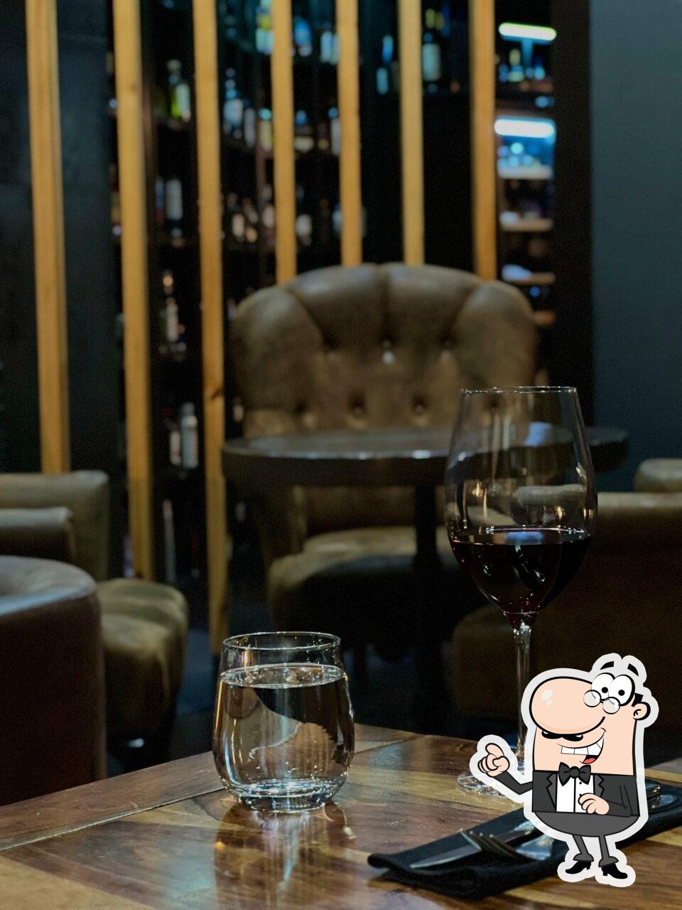 Посмотрите на внутренний интерьер "In Vino".