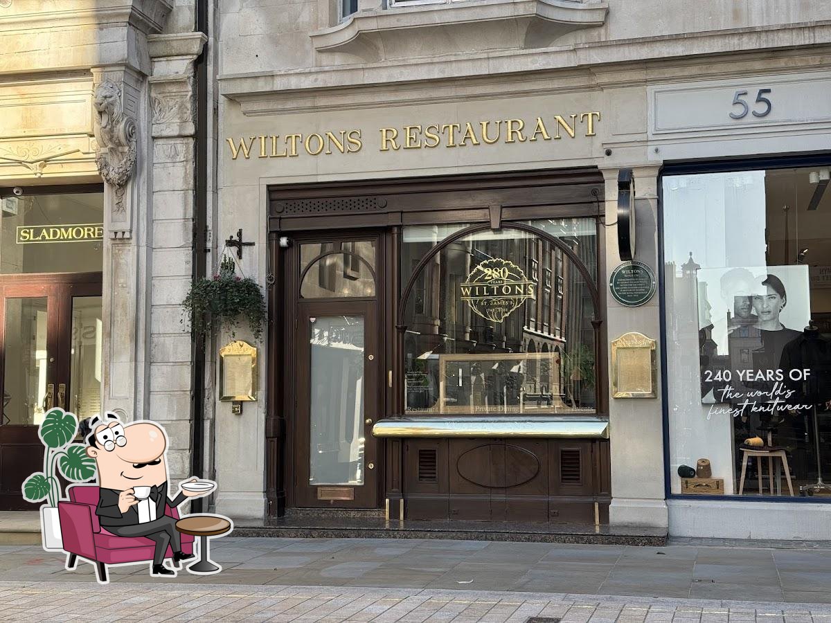 Забронируйте столик в "Wiltons Restaurant".