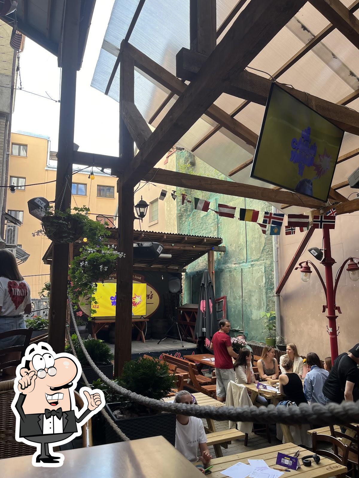 Посмотрите на внутренний интерьер "Paddy Whelans Irish Pub & Sports Bar".