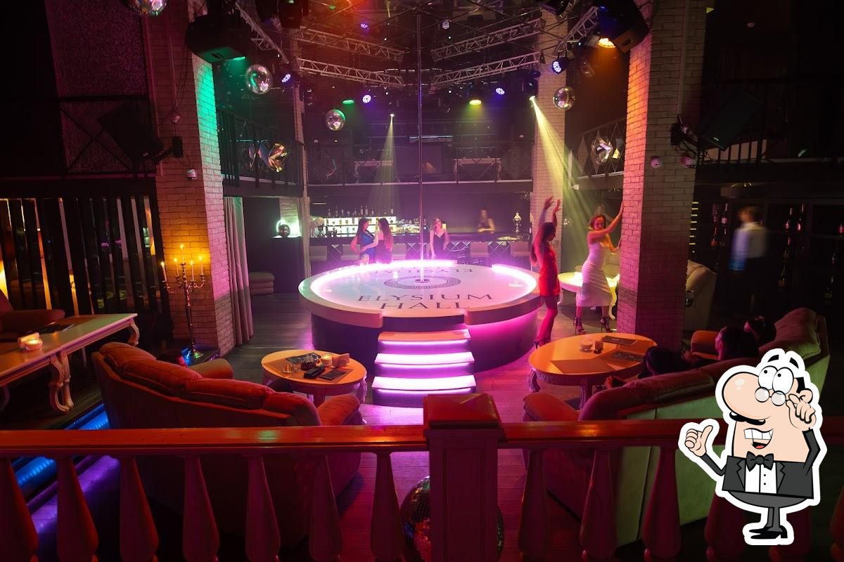 Забронируйте столик в "Elysium Hall".