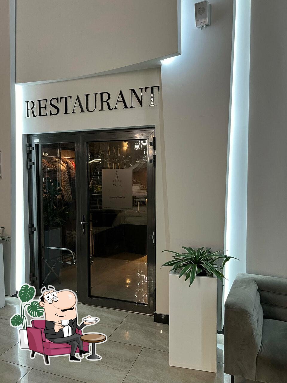 Посмотрите на внутренний интерьер "Grand Savoy Restaurant".