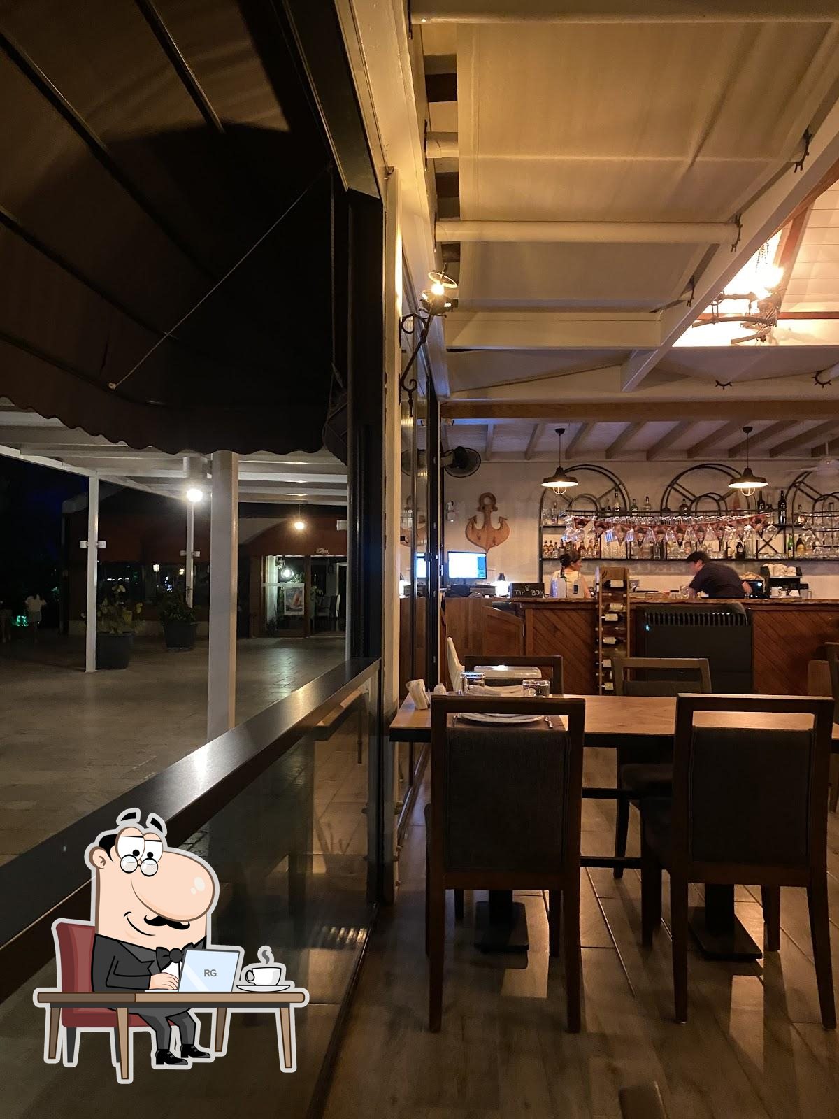 Забронируйте столик в "Ship Inn Marina Restaurant".