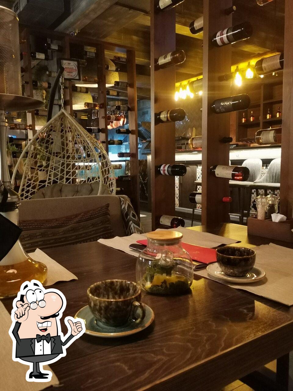 Посмотрите на внутренний интерьер "Летник Lounge Bar".