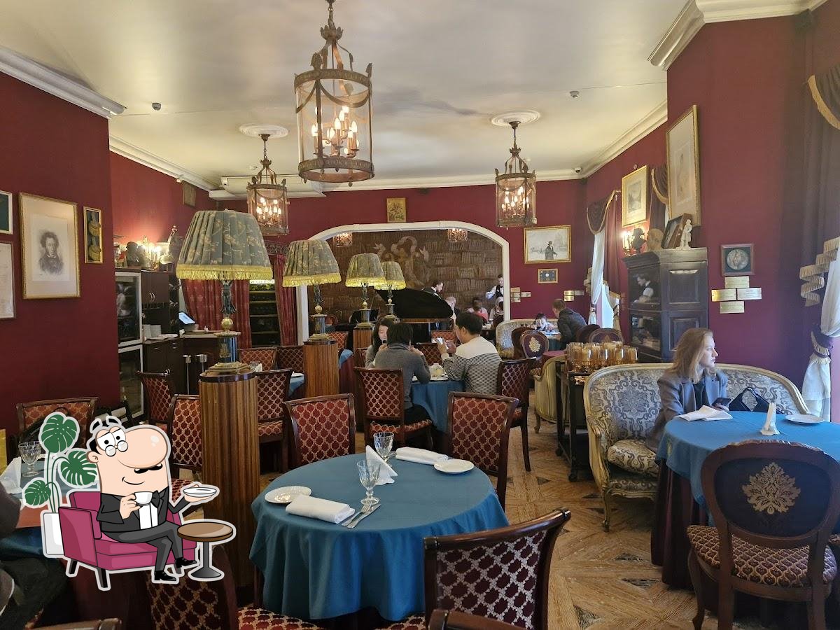 Посмотрите на внутренний интерьер "Литературное кафе".