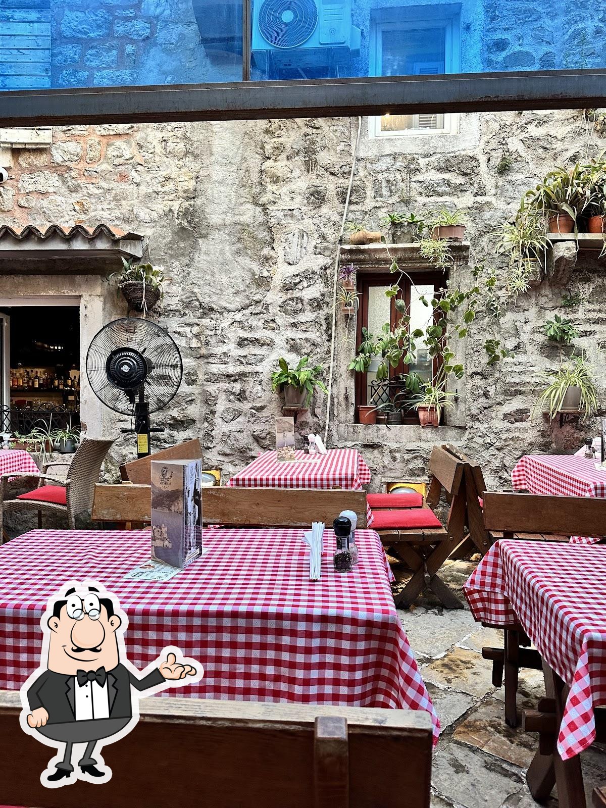 Посмотрите на внутренний интерьер "Pizzeria Lav".