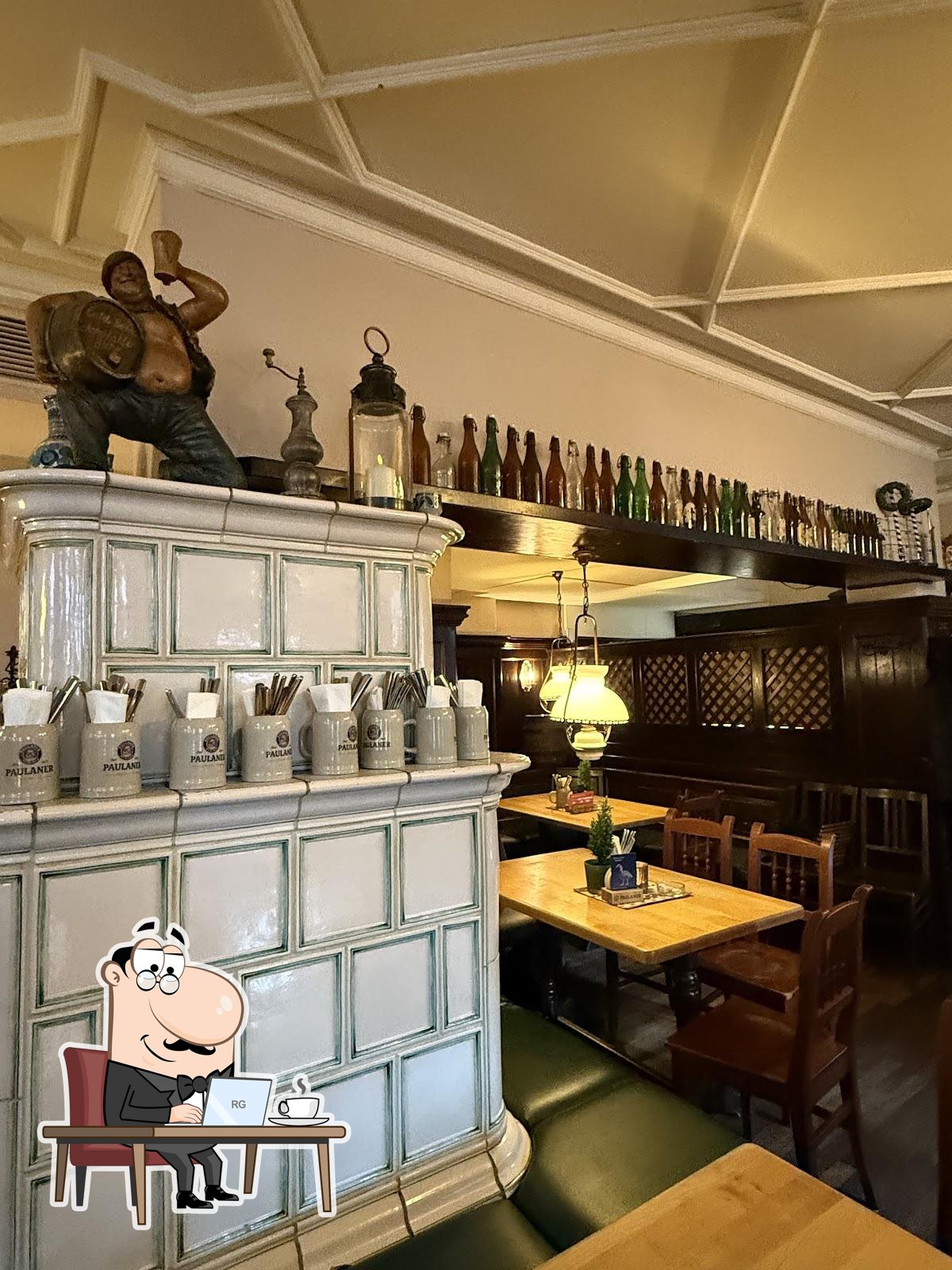 Посмотрите на внутренний интерьер "Paulaner am alten Postplatz".
