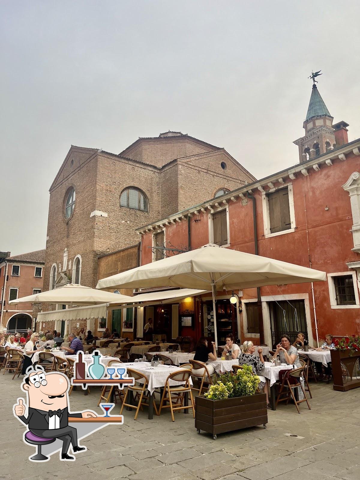 Посмотрите на внутренний интерьер "Ristorante Pizzeria El Fontego".