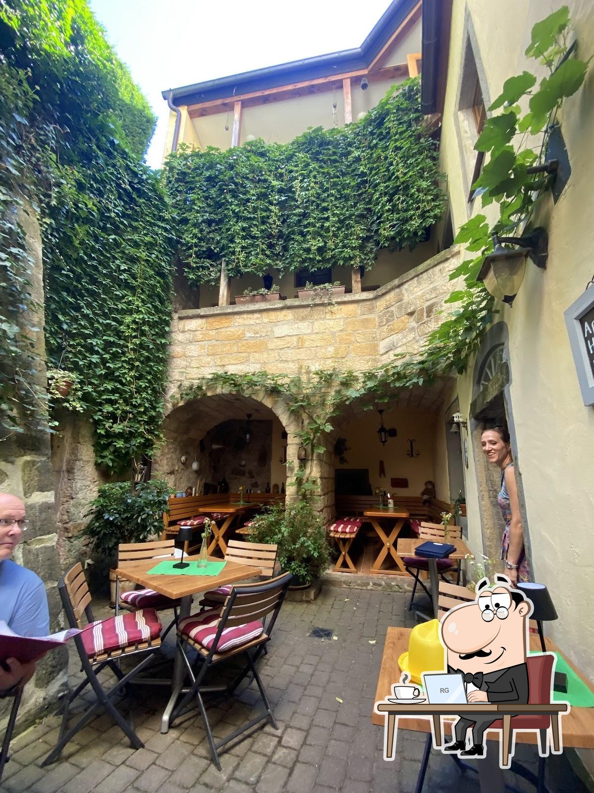 Посмотрите на внутренний интерьер "Schloss-Taverne".