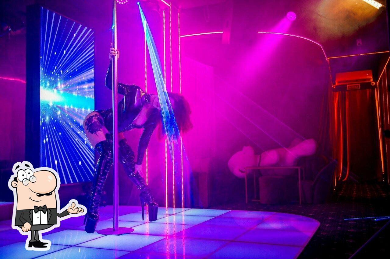 Посмотрите на внутренний интерьер "Privat men's club".