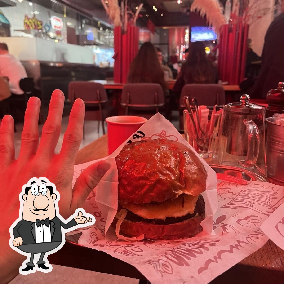 Посмотрите на внутренний интерьер "Moo Moo Burgers & Grill".