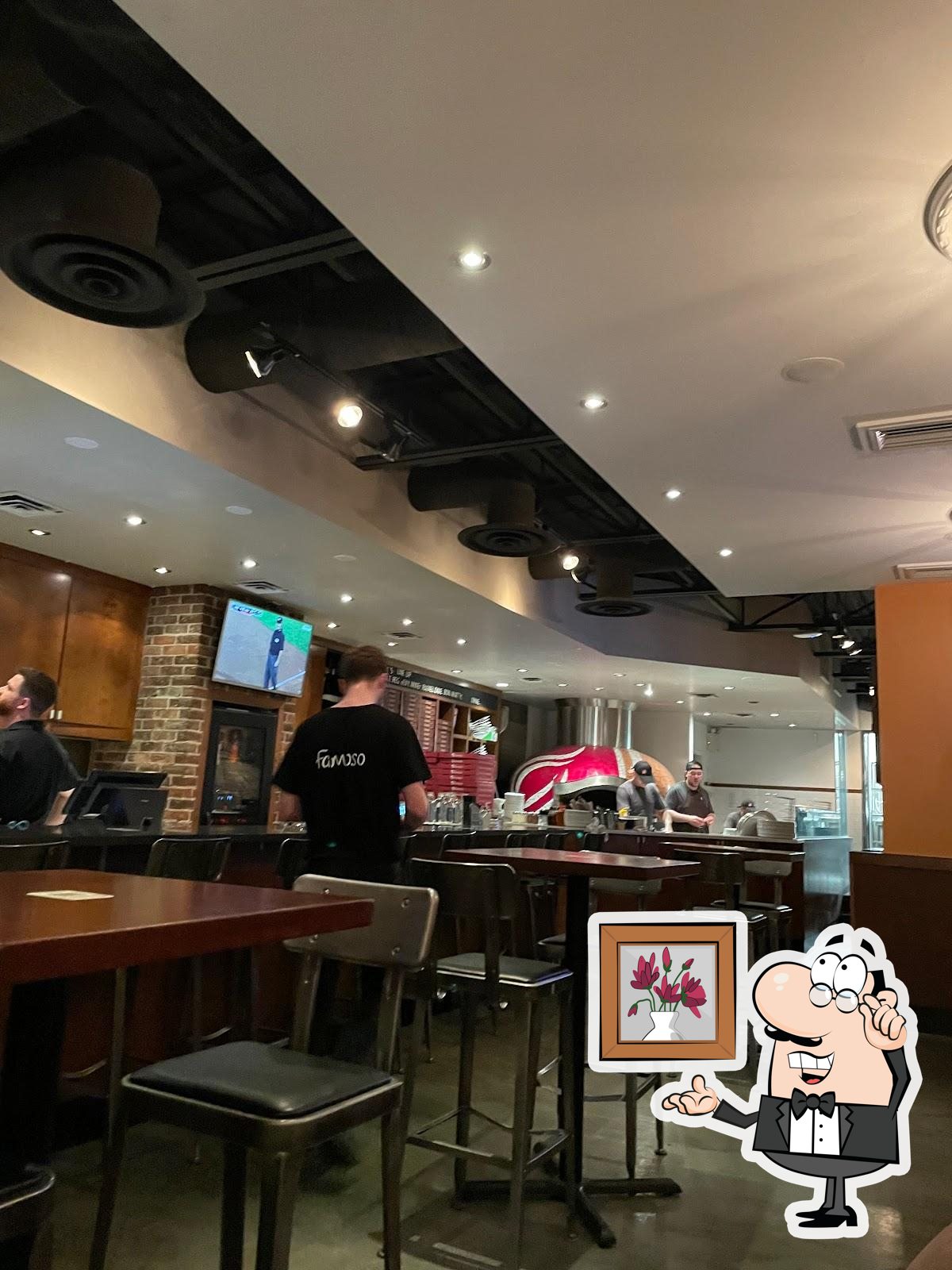 Посмотрите на внутренний интерьер "Famoso Italian Pizzeria - Jasper National Park".