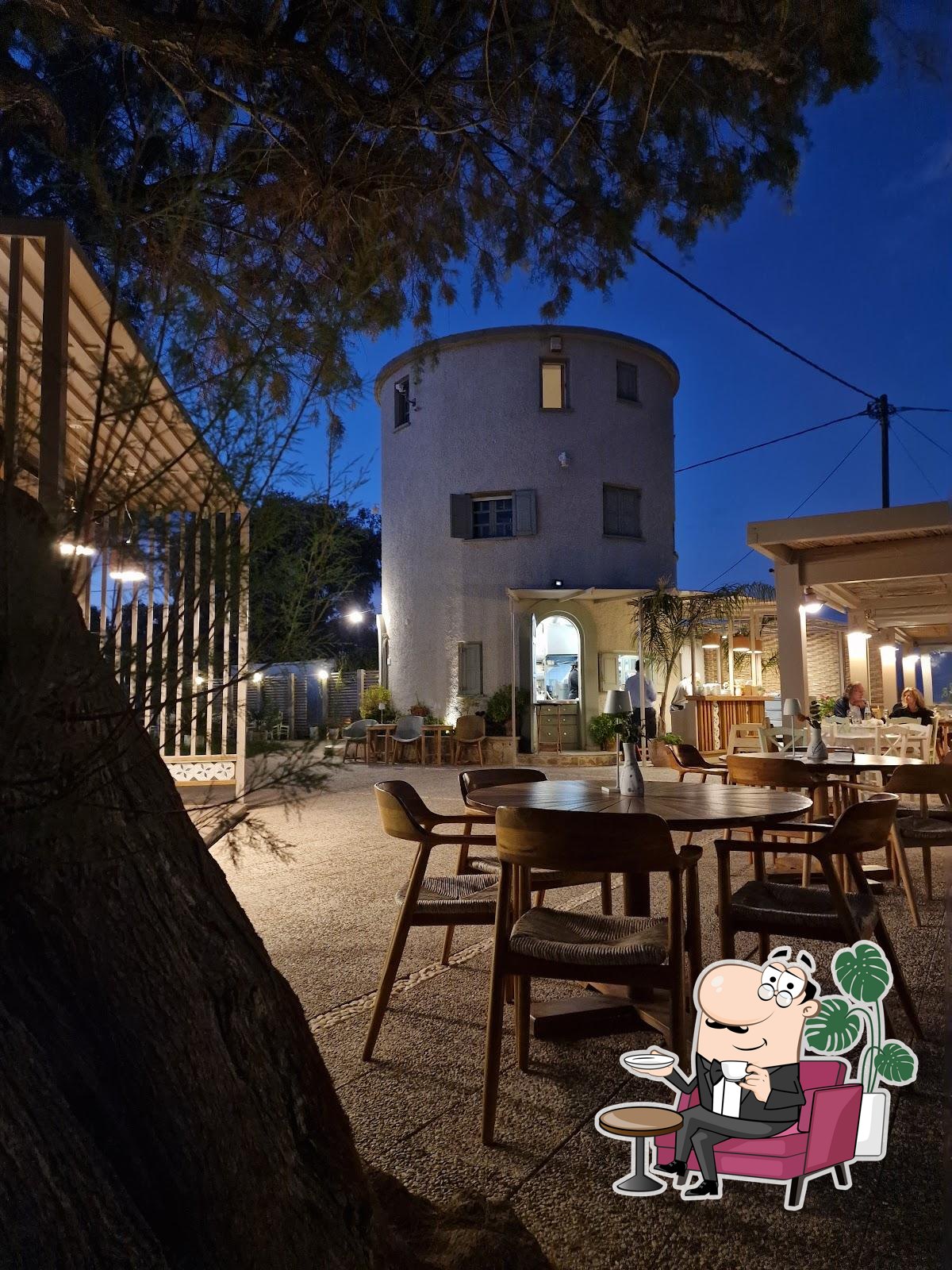 Забронируйте столик в "Almyriki Restaurant".