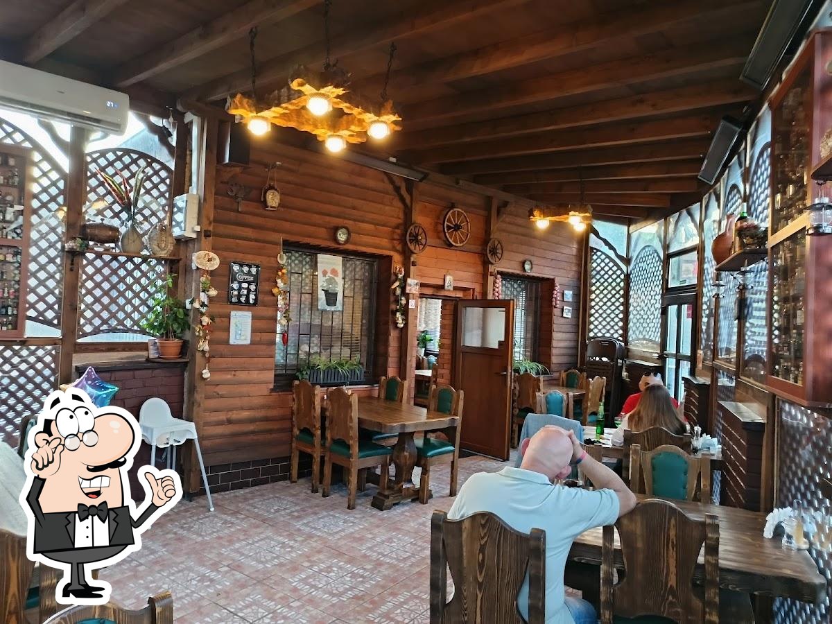 Посмотрите на внутренний интерьер "Sochi Restaurant".