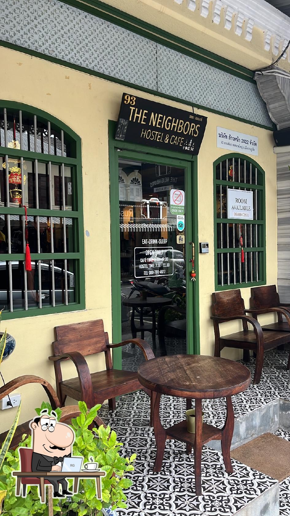 Посмотрите на внутренний интерьер "The Neighbors Cafe".