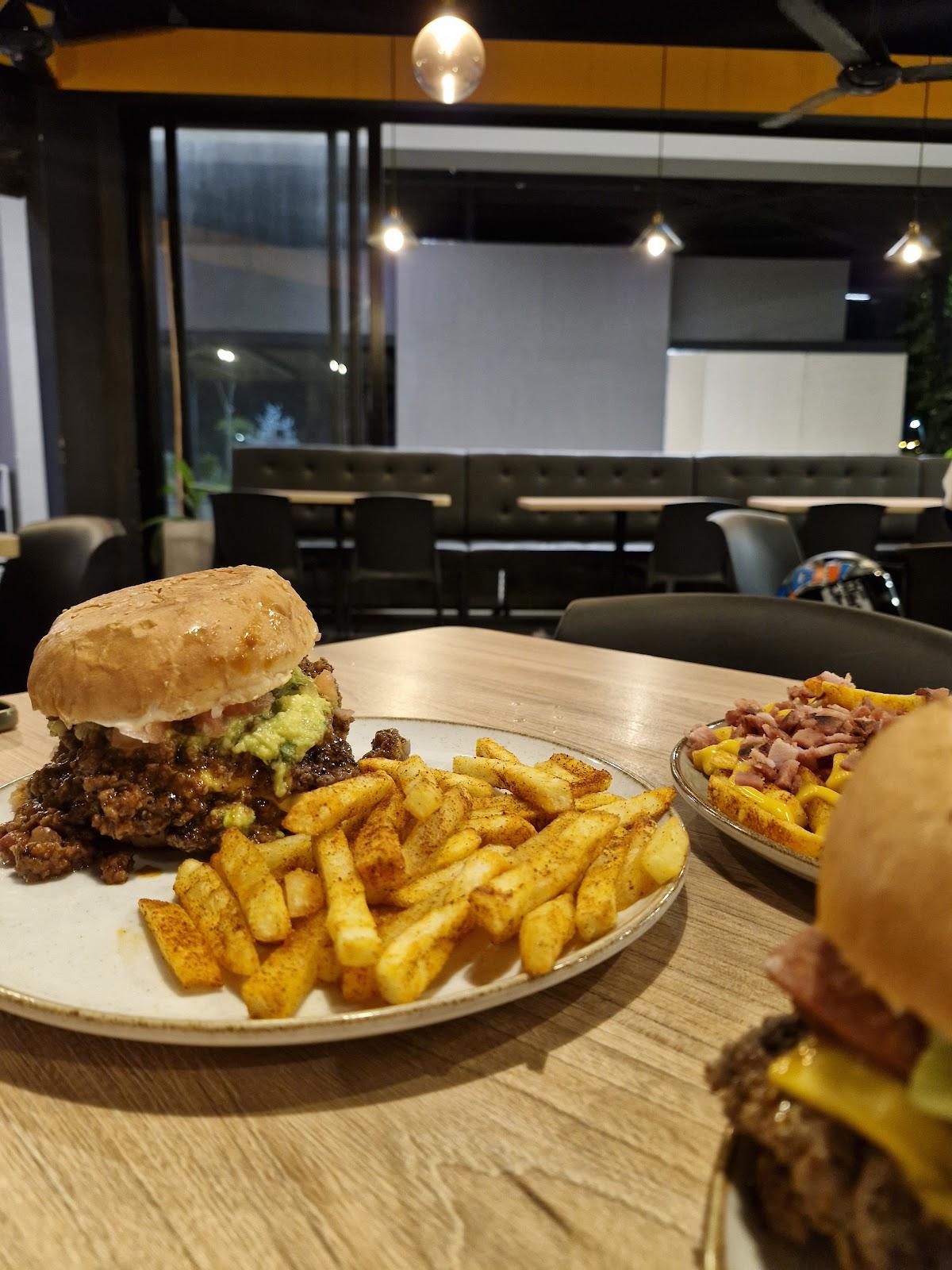 911 Burgers & Fries - Country Mall