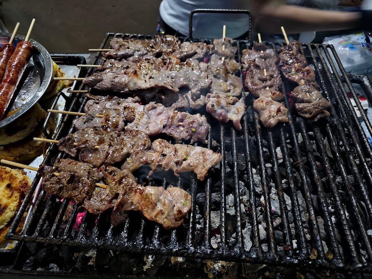 Pinchos Chorizos y arepas