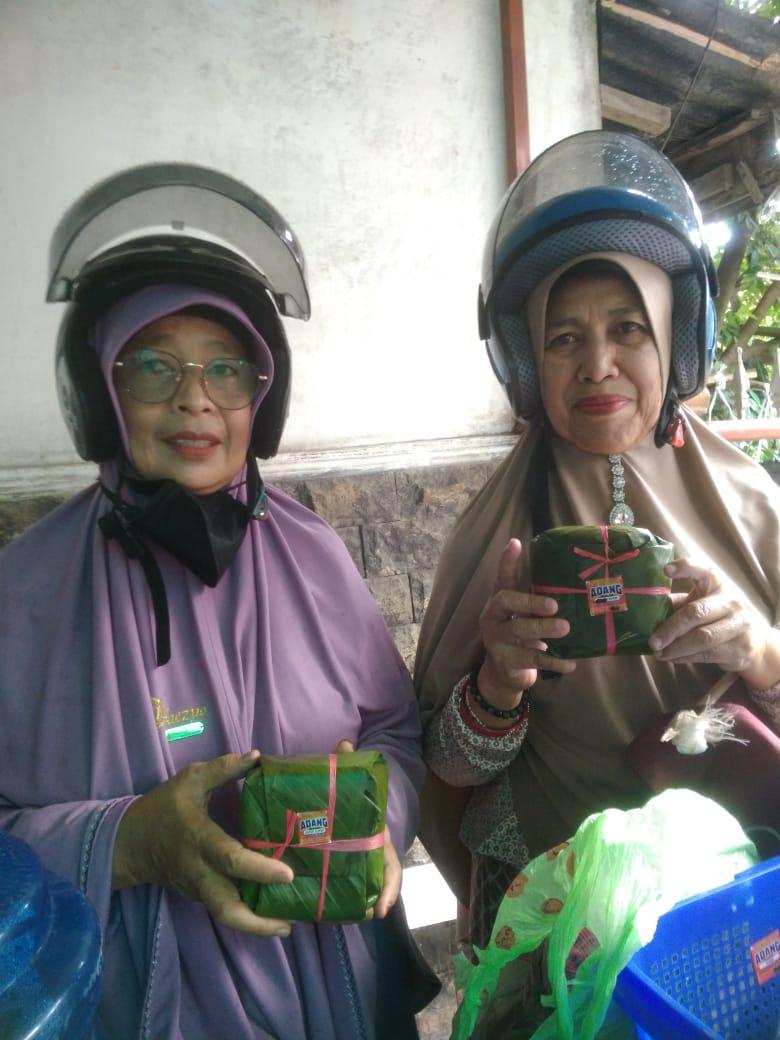 Nasi bungkus daun Adang